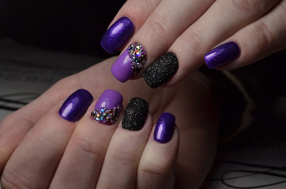 Дизайн ногтей фиолетовый с черным