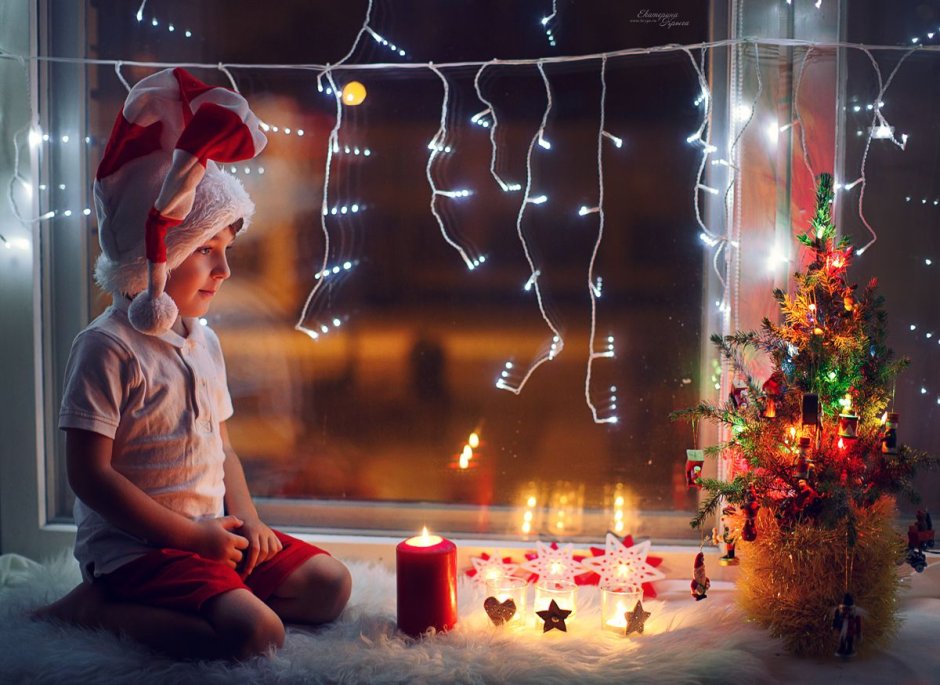 Рождественские украшения на окно со свечами