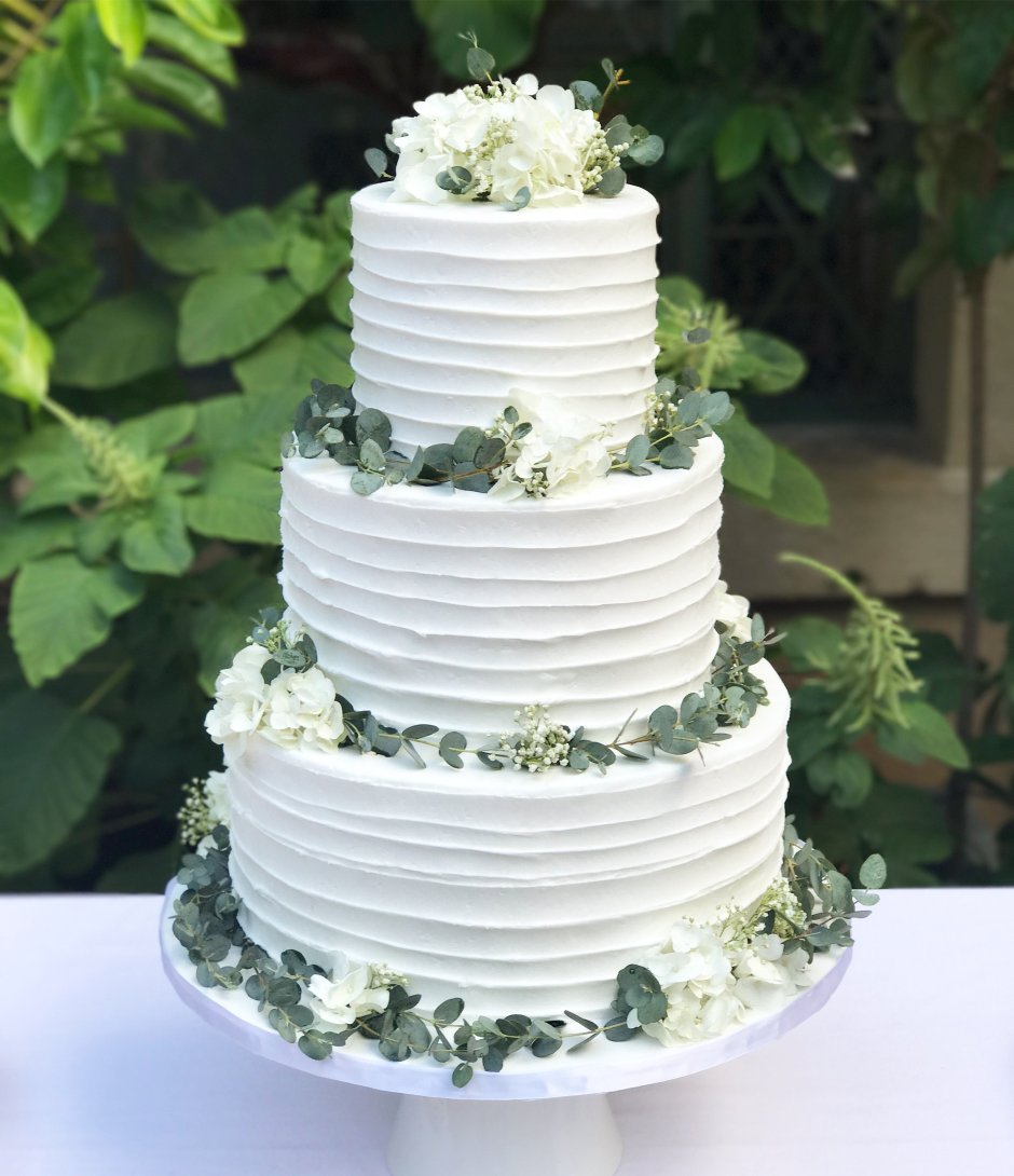Торт с гипсофилой и эвкалиптом свадебный