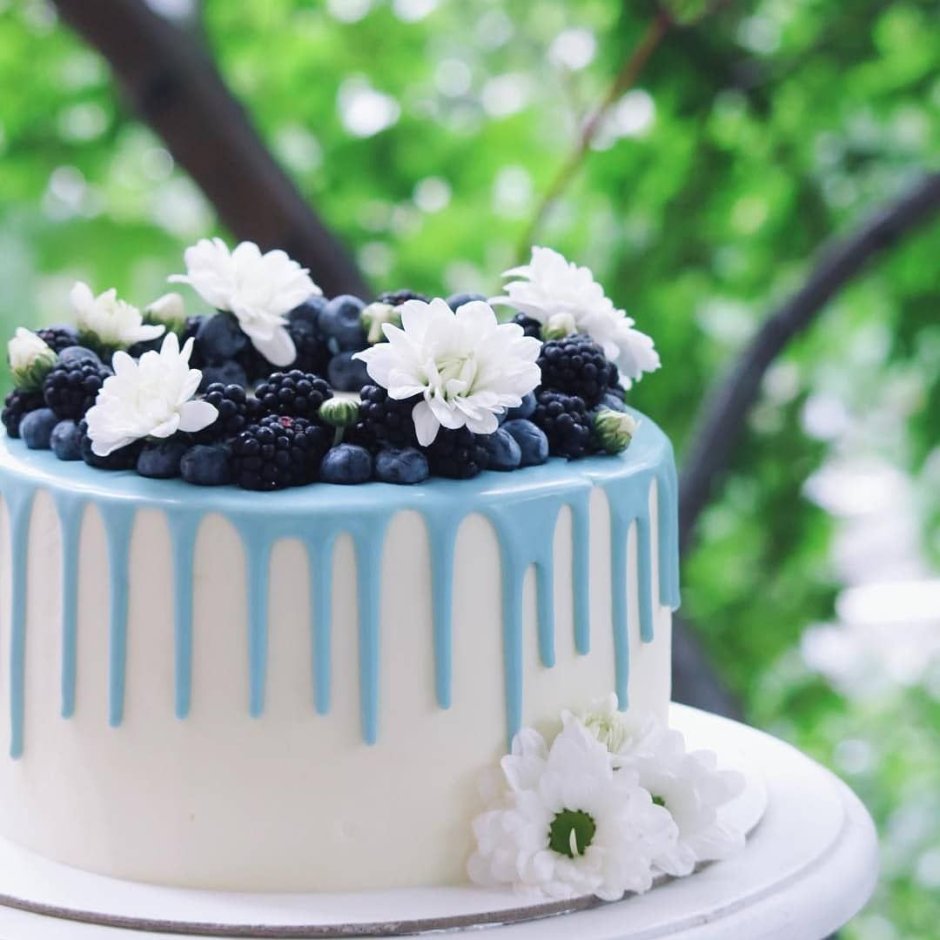Торт с голубикой и цветами