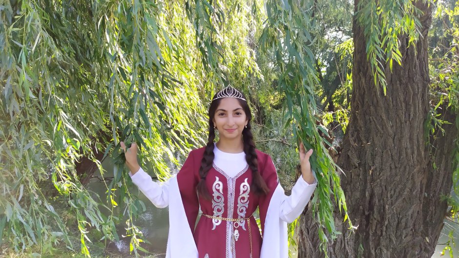 Армянка в народном костюме