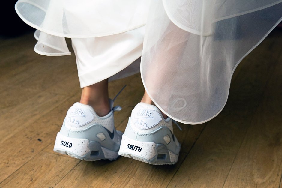 Белые кроссовки под свадебное платье