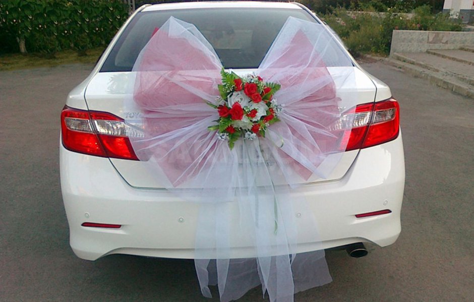 Украшение машины сзади на свадьбу