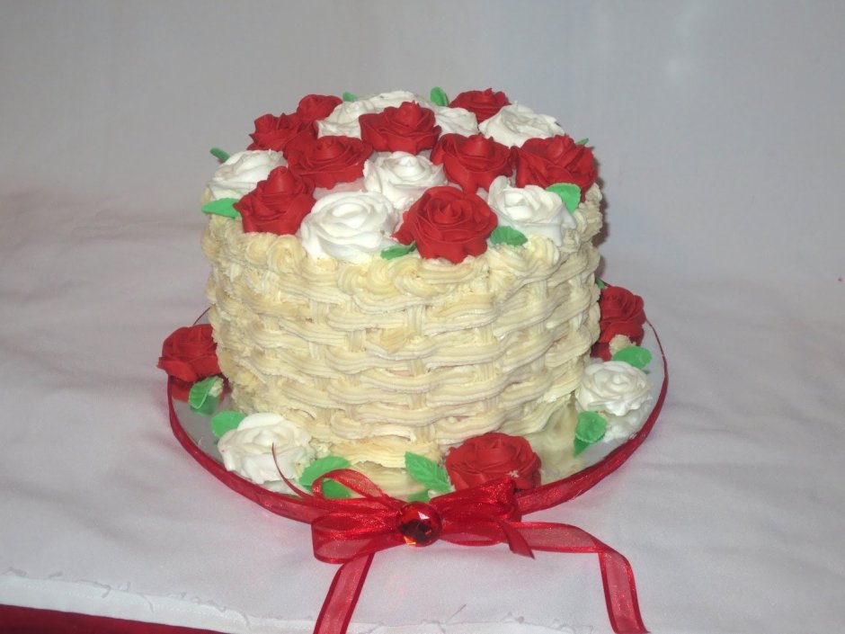 Торт корзина с красными розами
