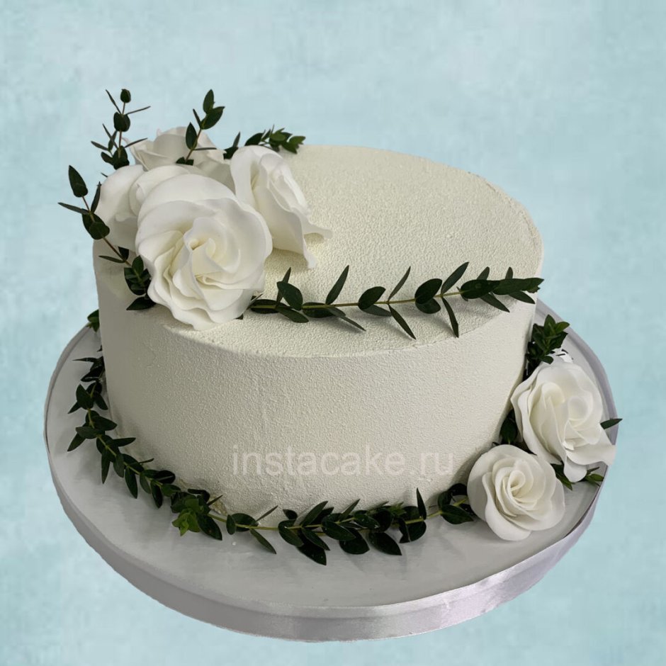 Белый торт с белыми розами