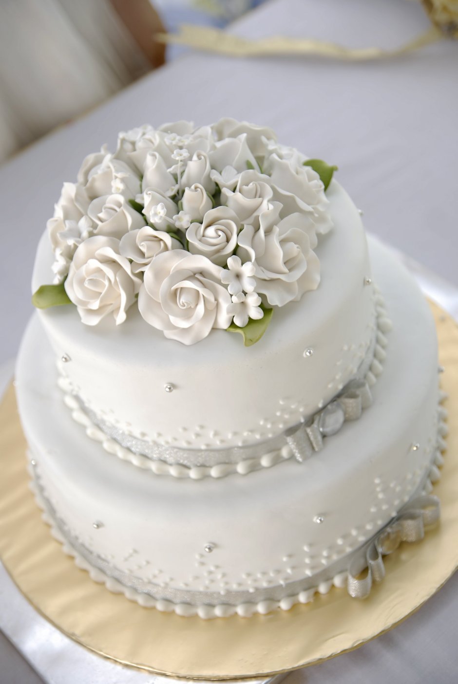 Белый торт с розами одноярусный