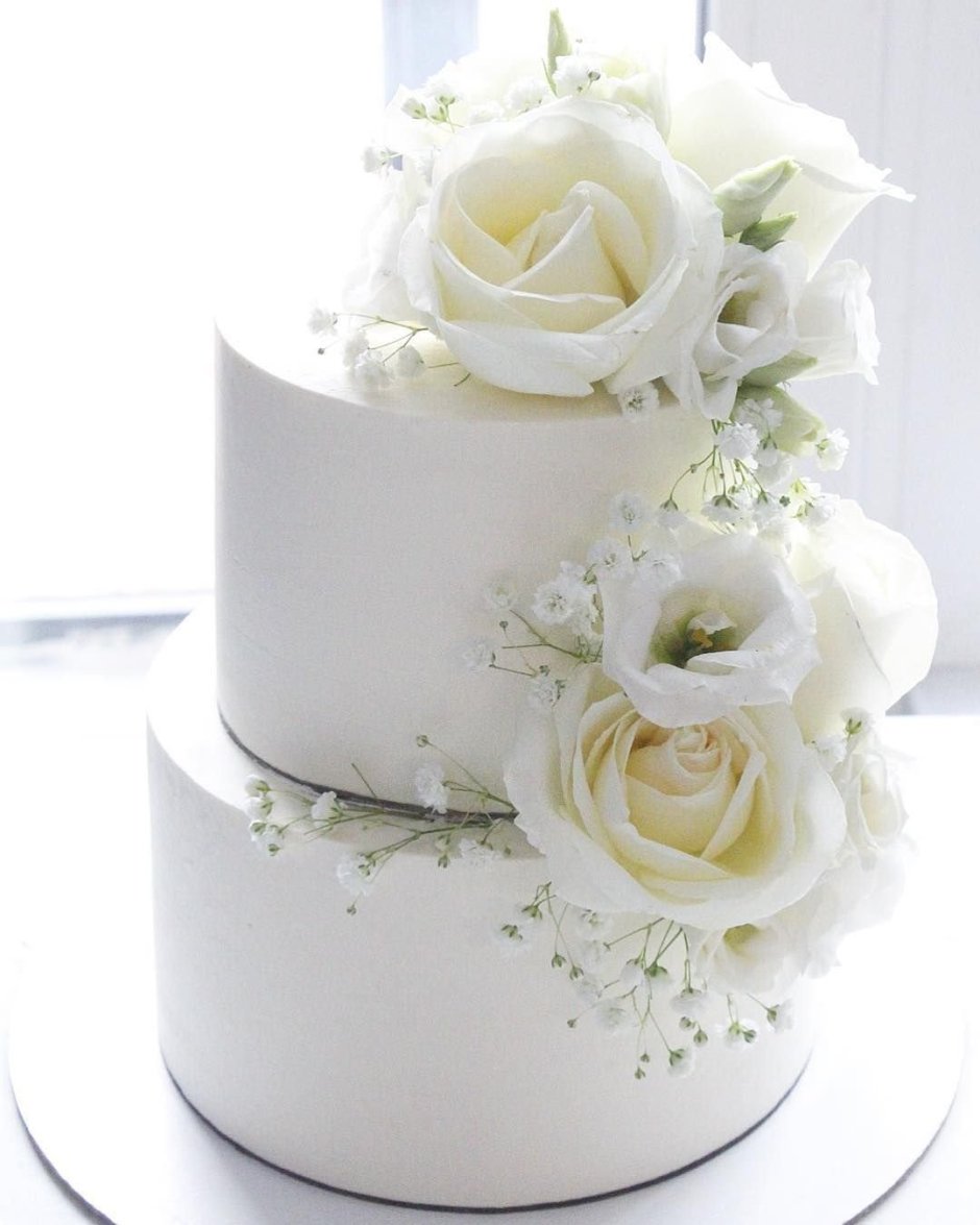Свадебный торт с живыми цветами двухъярусный