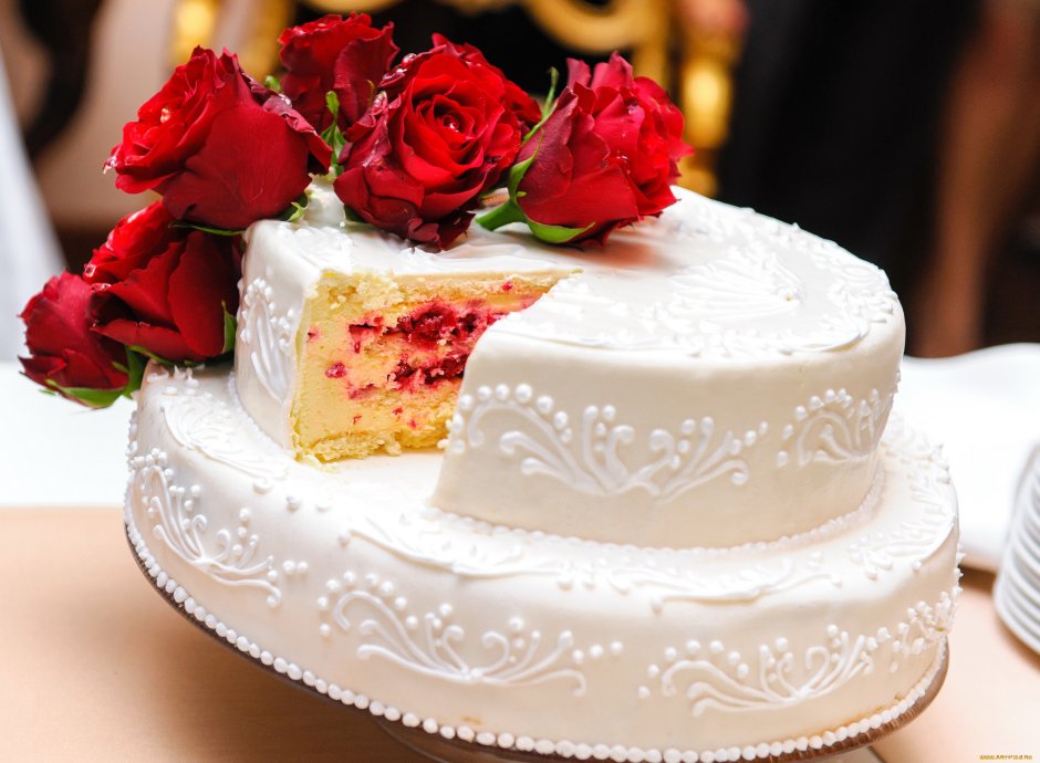 Торт на венчание красные розы