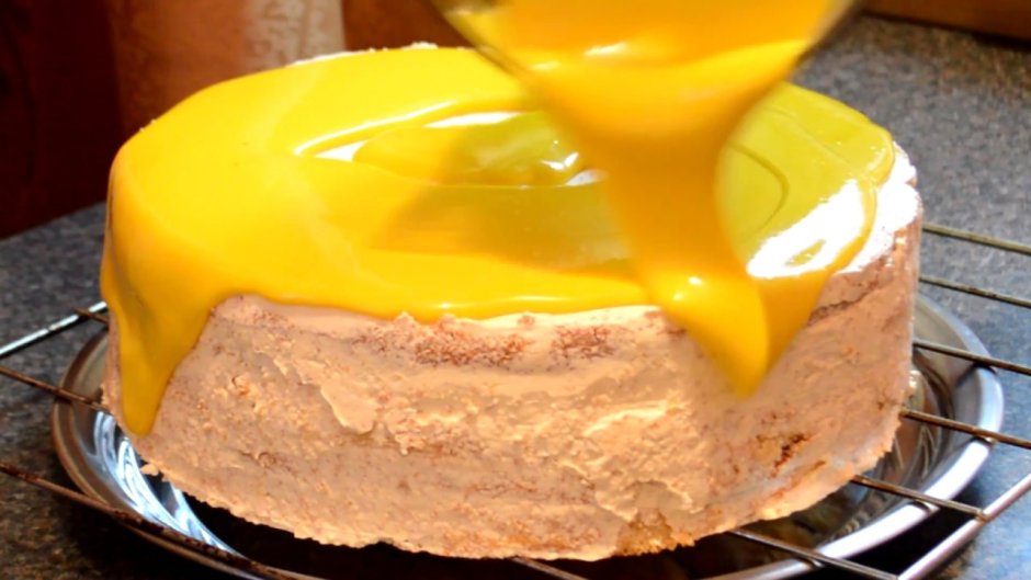Торт с желтой глазурью