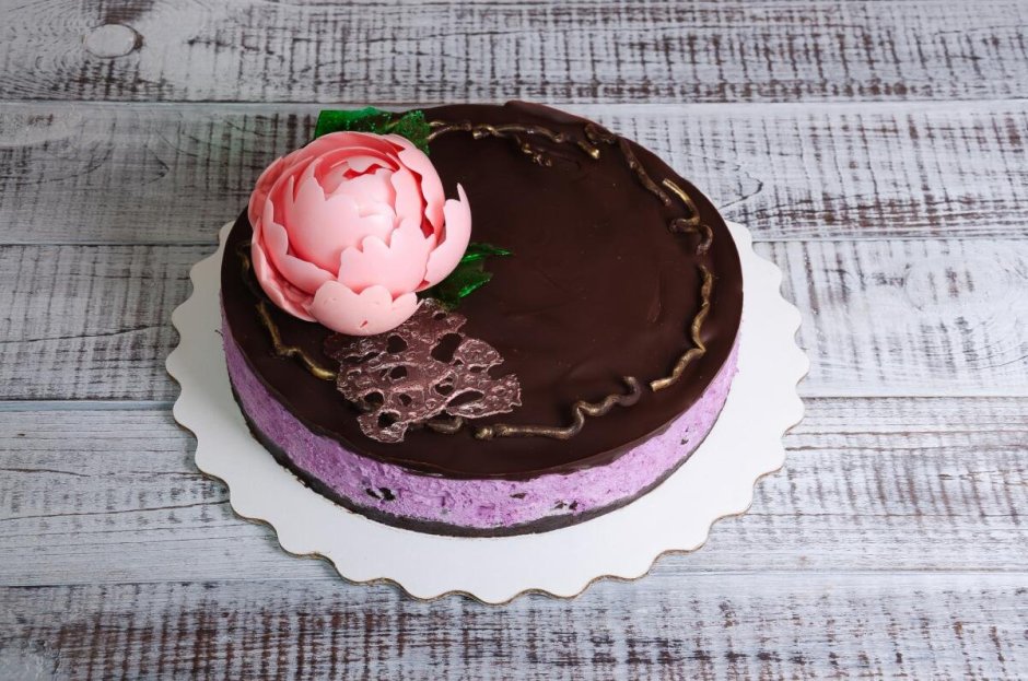 Торт с шоколадным цветком