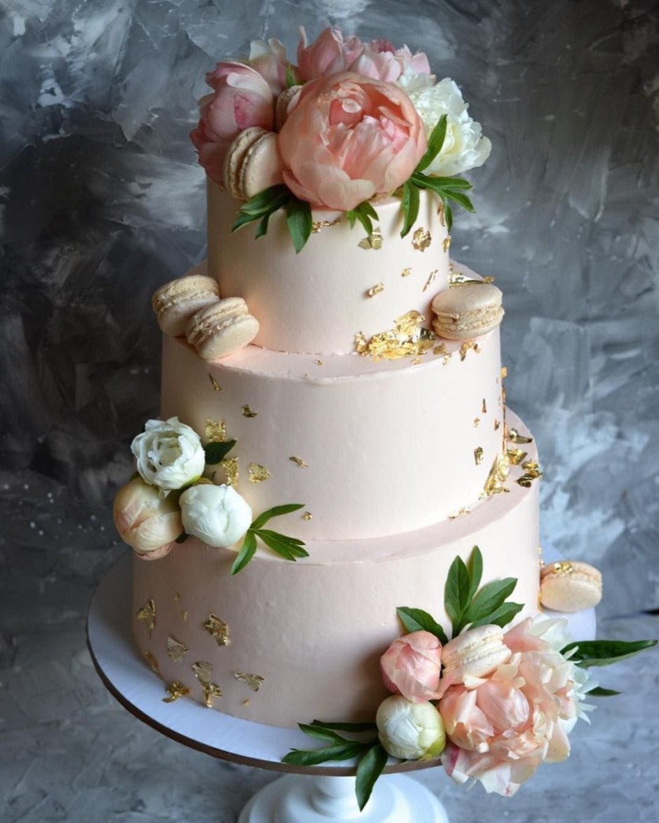 Торт с декором из живых цветов