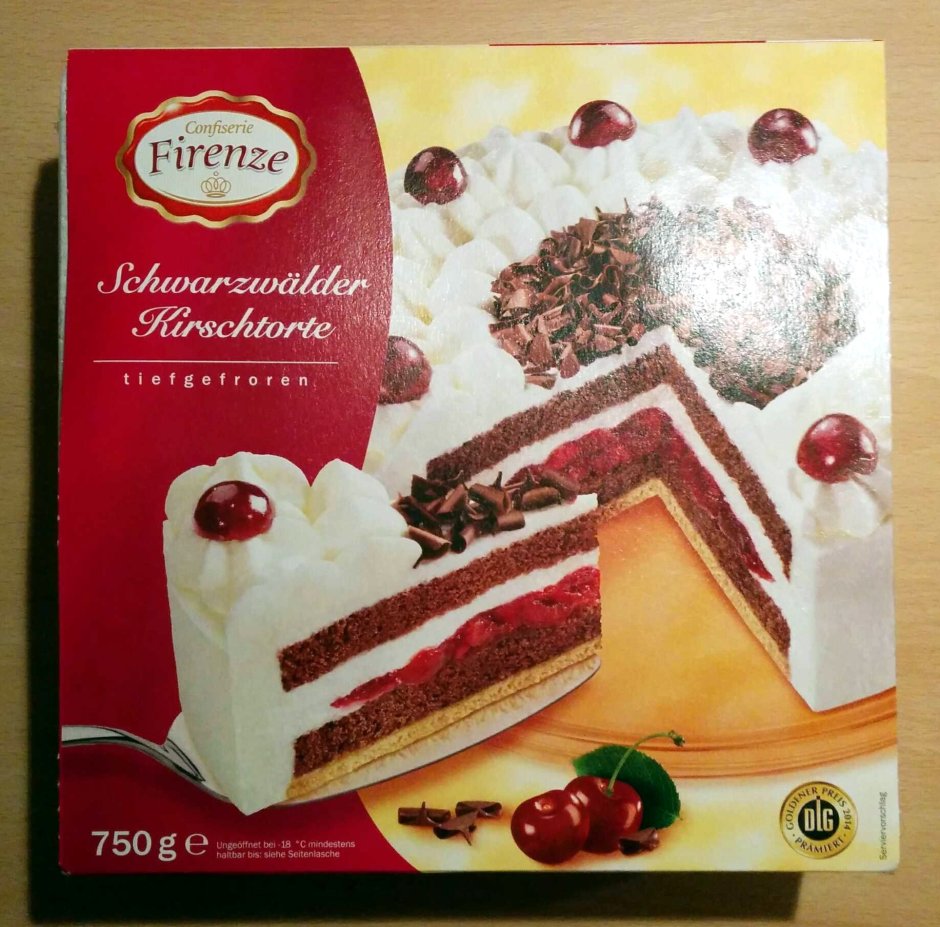 Шоколадный торт на белом фоне