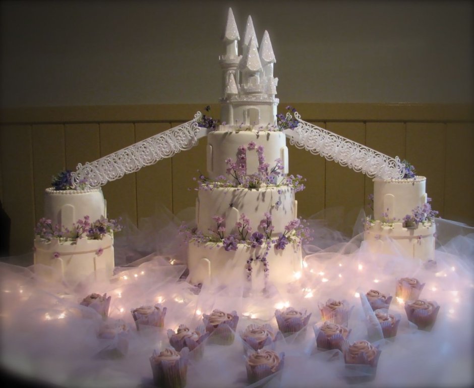 Гравитационный свадебный торт