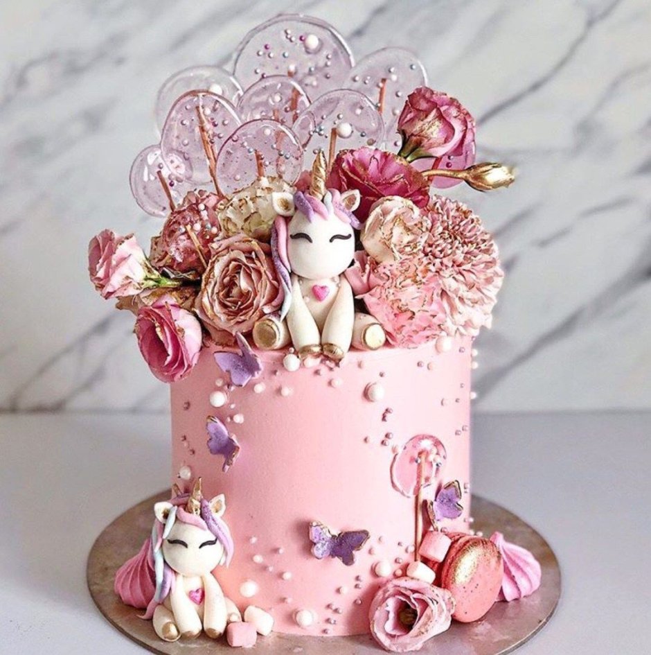 Розовый торт с единорожкой