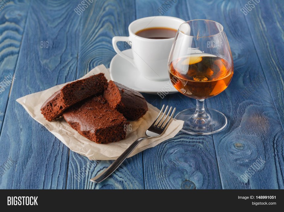 Кофе с коньяком и пирожное