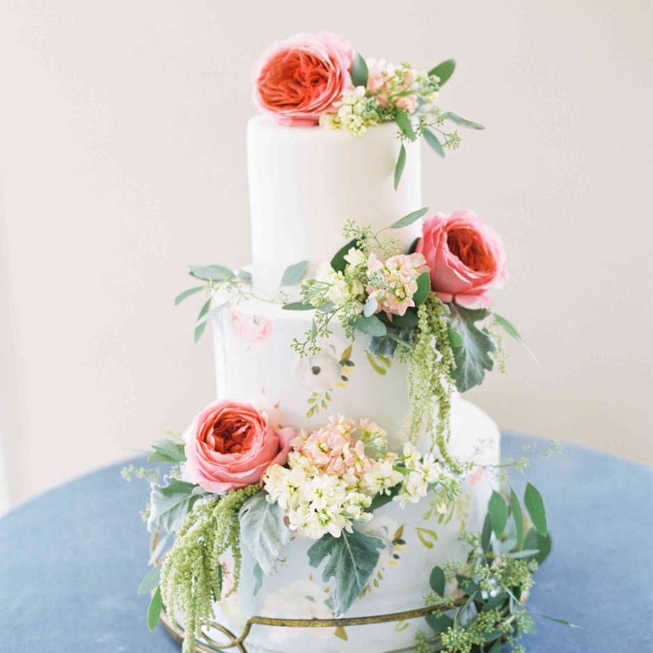 Свадебный тор с живыми цветами
