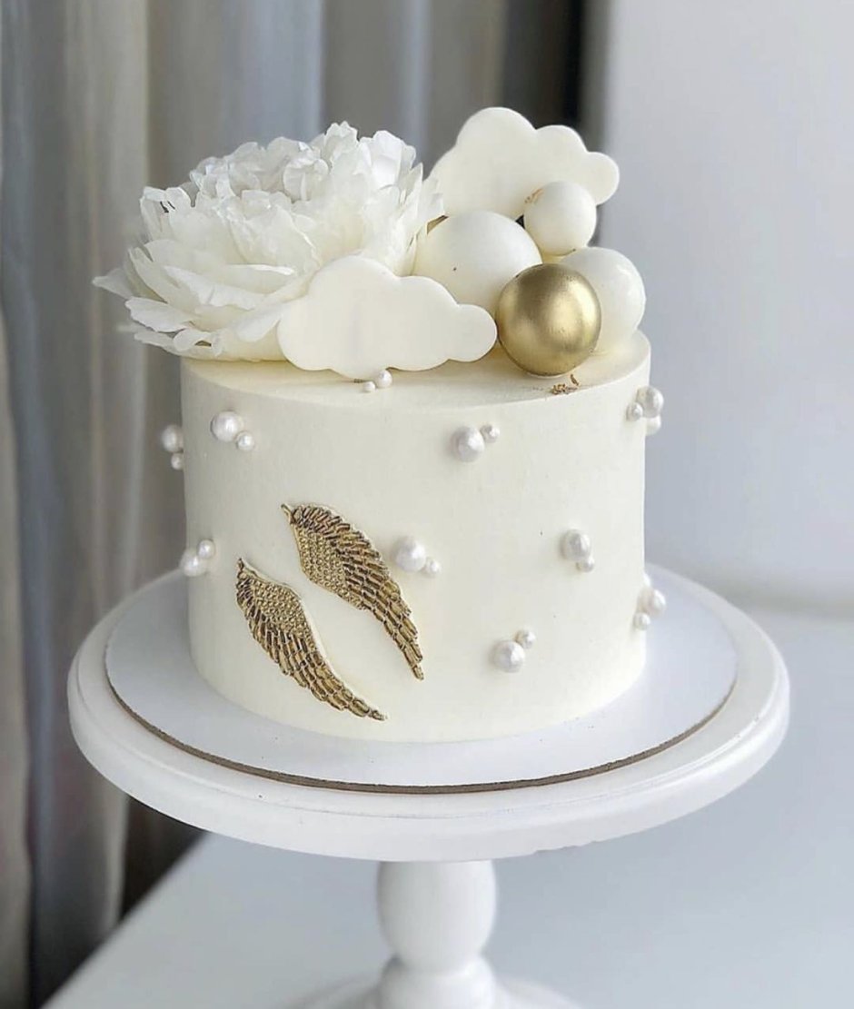Белый свадебный торт с живыми цветами с серебром