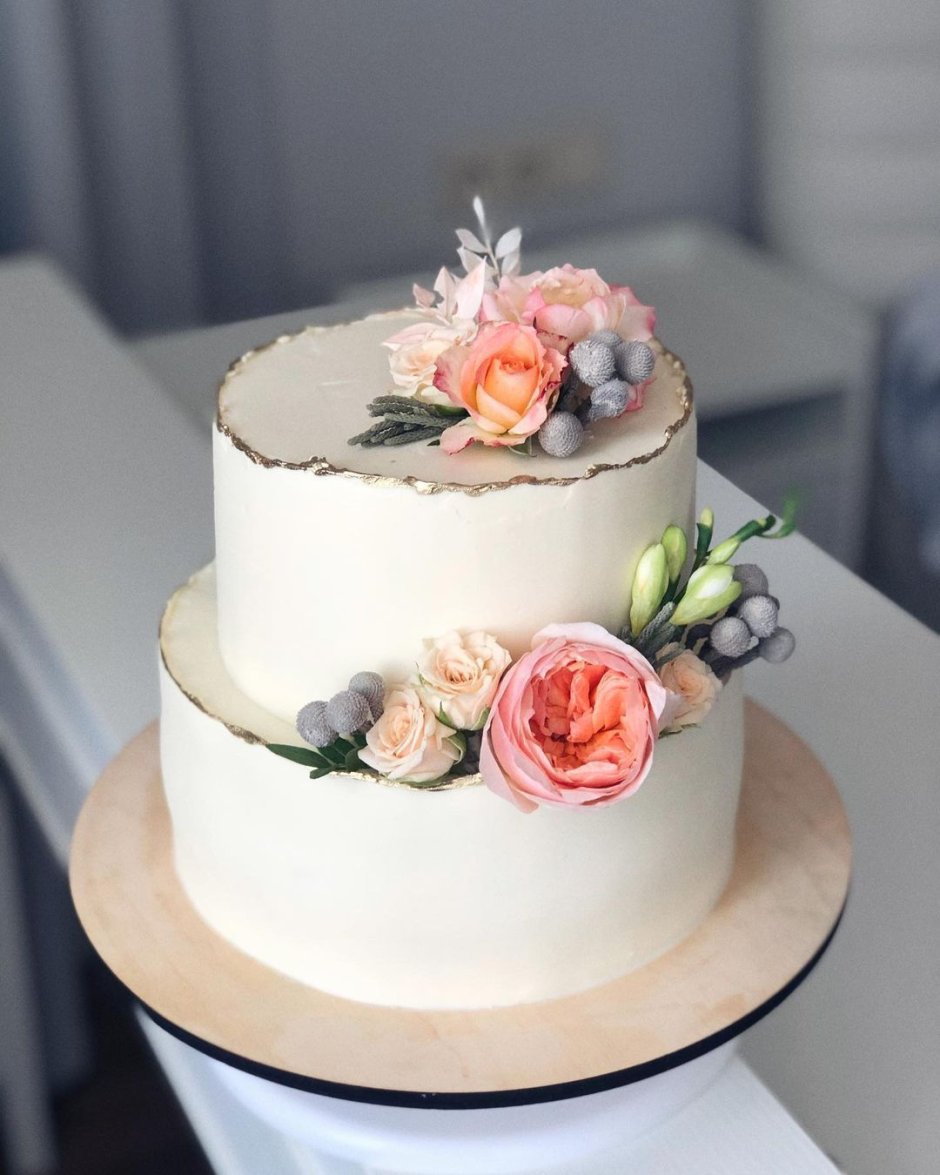 Торт с живыми цветами двухъярусный