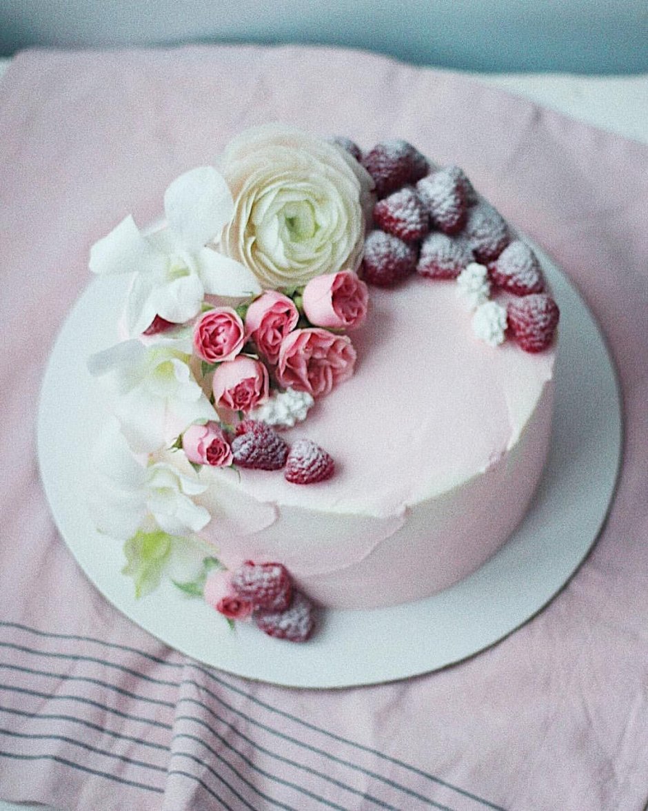 Торт с розовыми подтеками