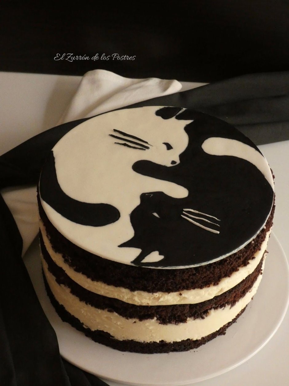 Торт с черной кошкой