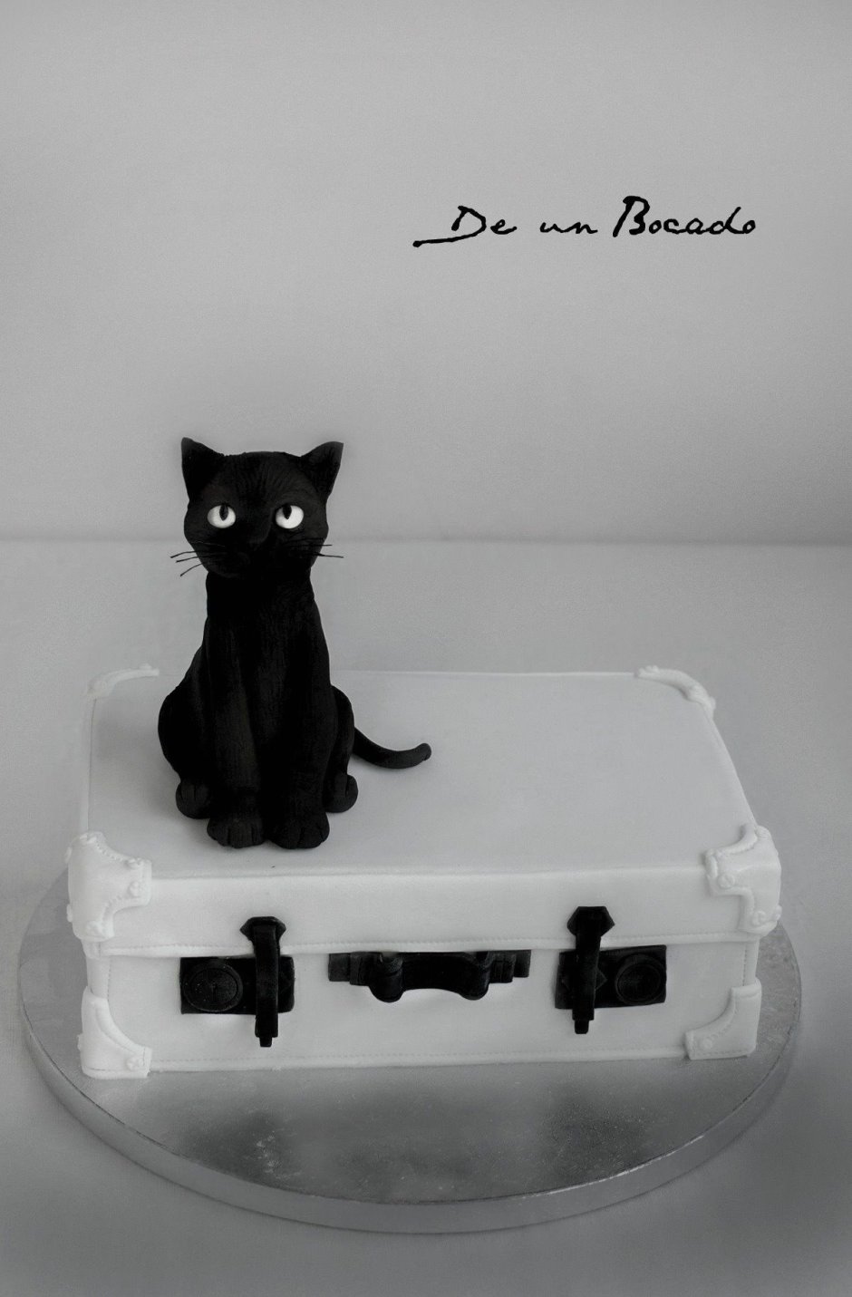 Тортик с черным котиком