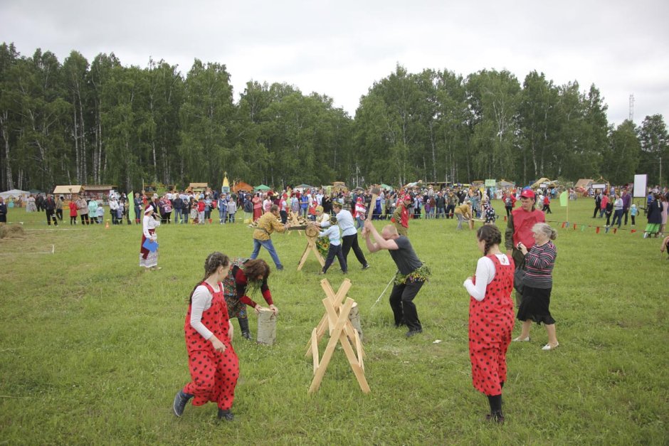 Девушки в национальных украинских костюмах фольклорный фестиваль