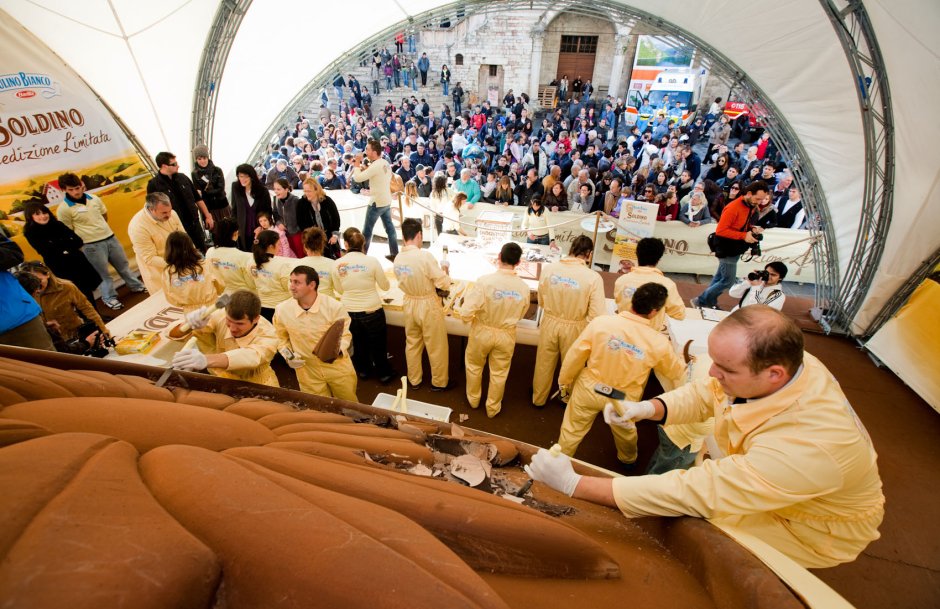 Фестиваль шоколада в Перудже Eurochocolate Festival of Perugia Италия