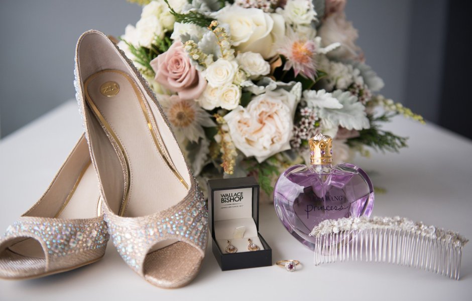 Свадебные туфли и цветы