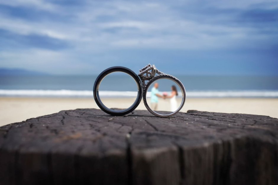 Свадебные кольца на фоне моря