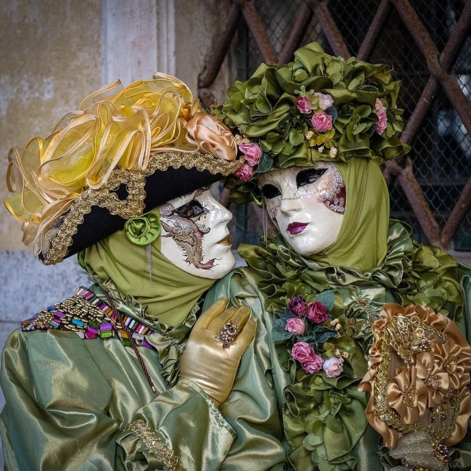 Венецианские маски и костюмы
