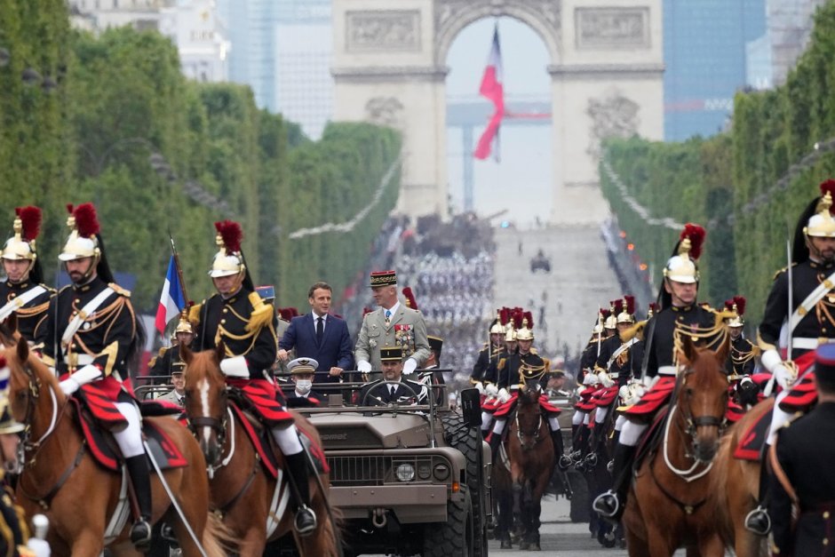Военный парад во Франции в честь взятия Бастилии