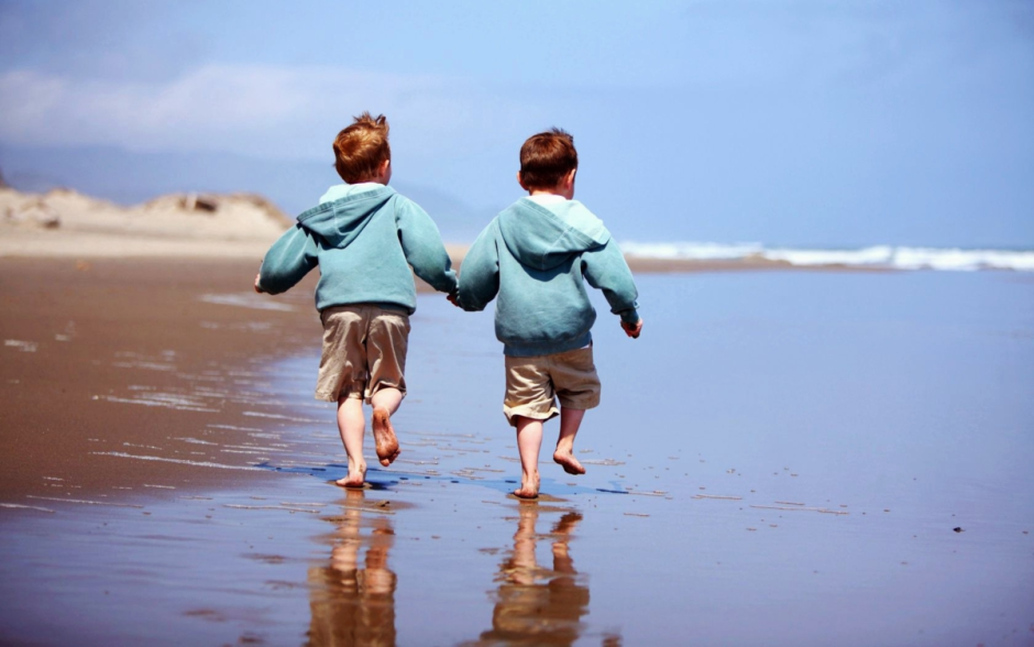 Дети бегут по берегу моря