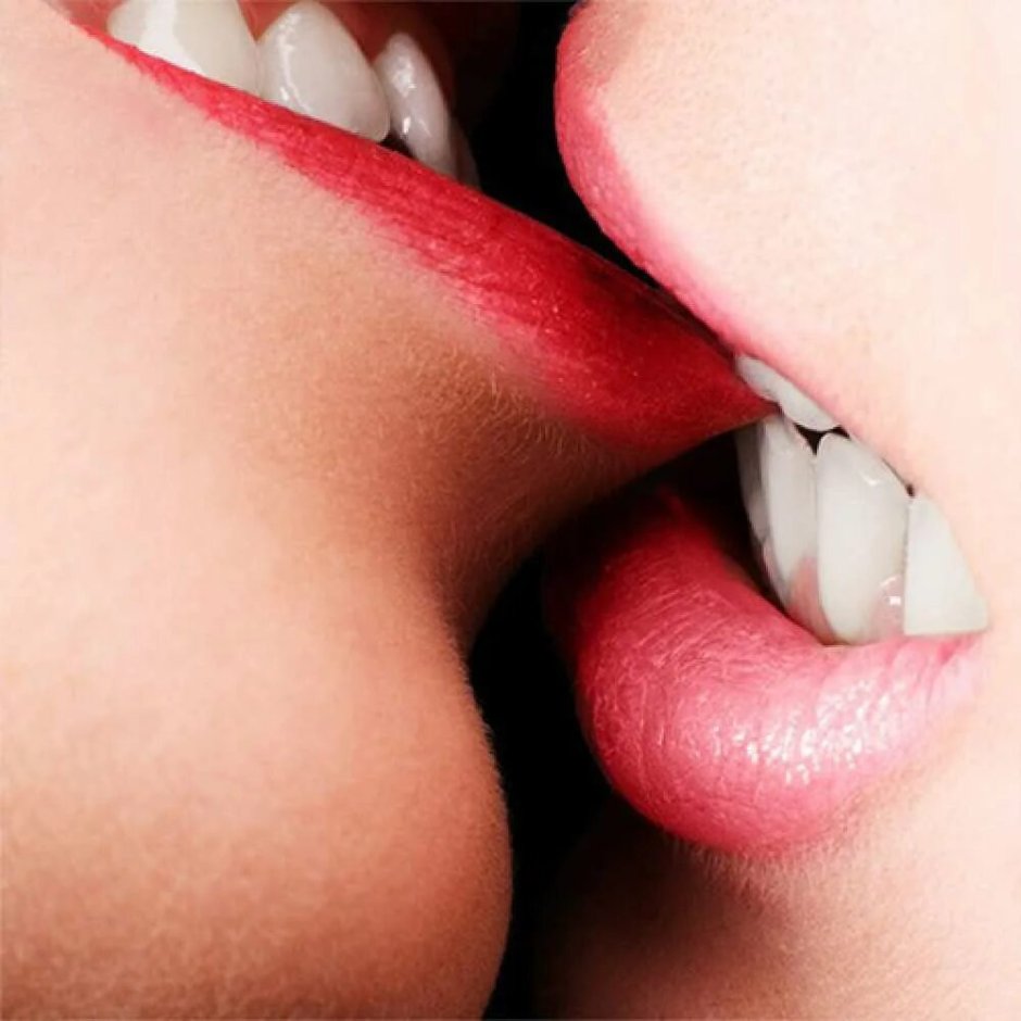 Девушка целует девушку с языком