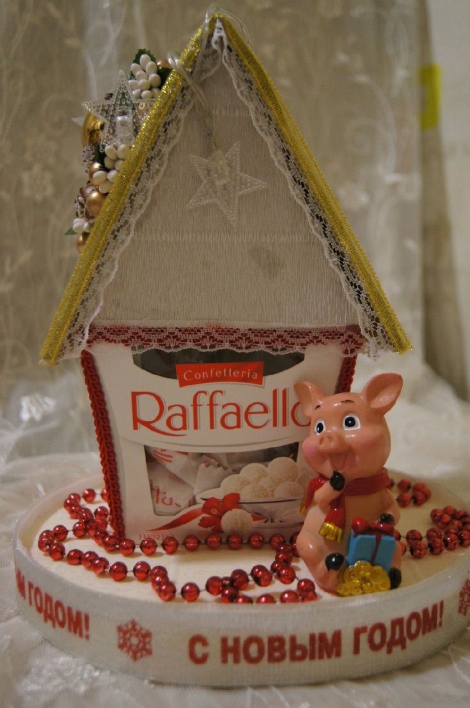 Свадебный букет с Рафаэлло в корзине