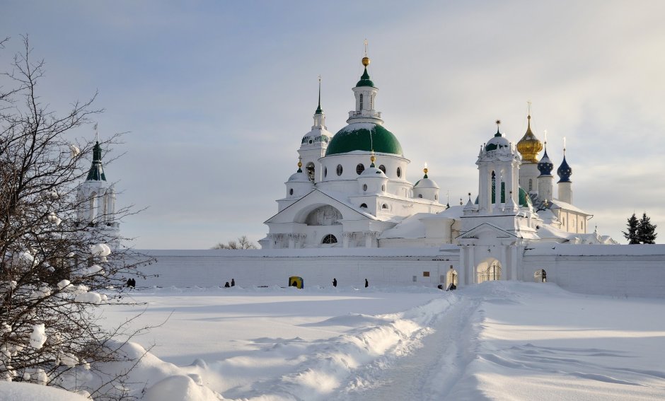 Спасо-Яковлевский монастырь в Ростове Великом зимой