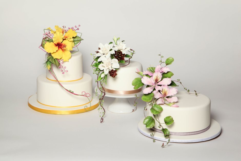 Decorating Wedding Cake with Flowers