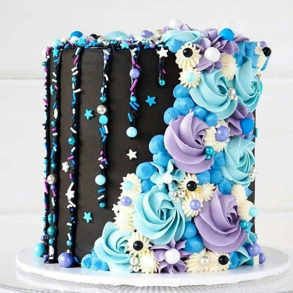 Торт с цветами и сладостями