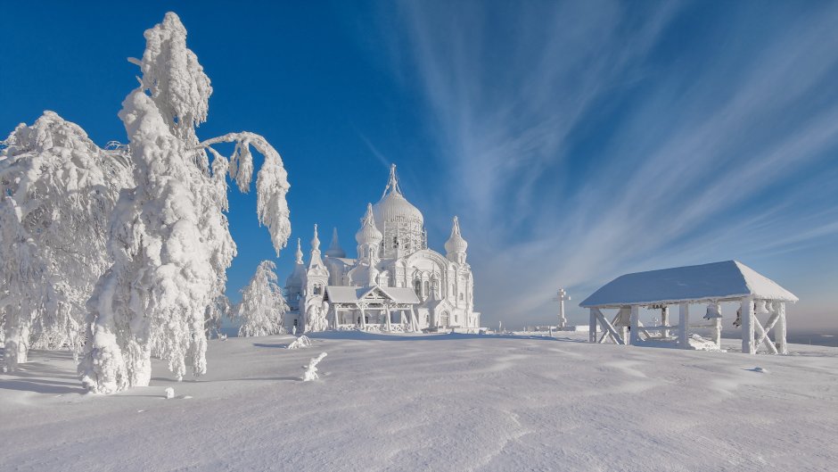 Храм зимой