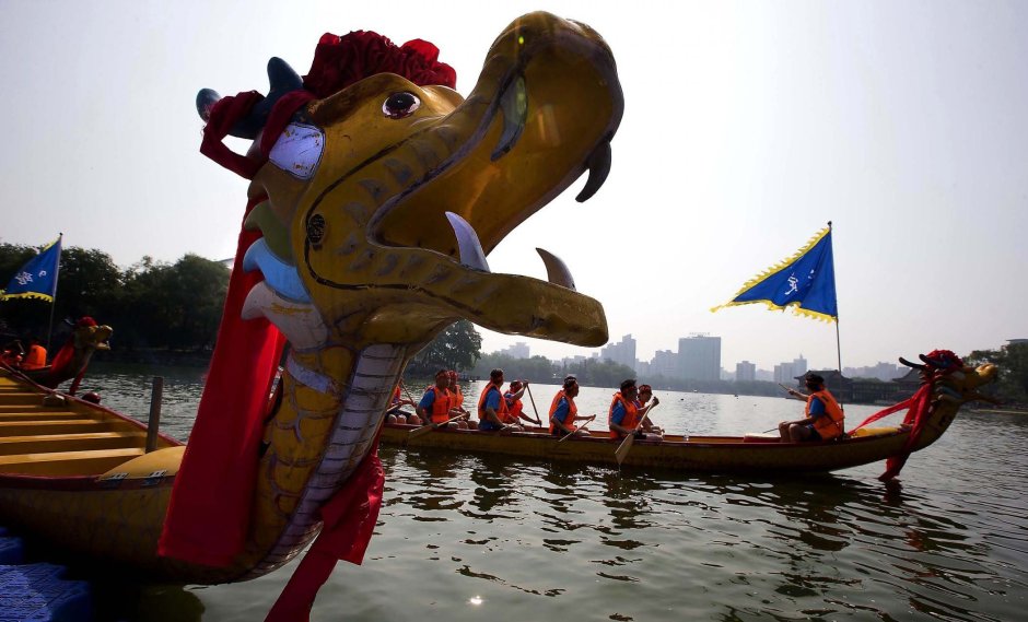Гонки на лодках драконах Китай