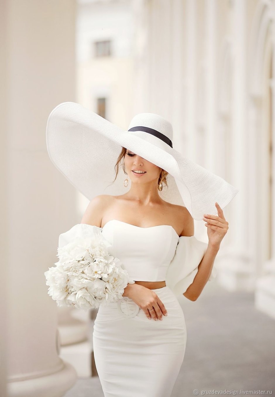 Свадебное платье со шляпой