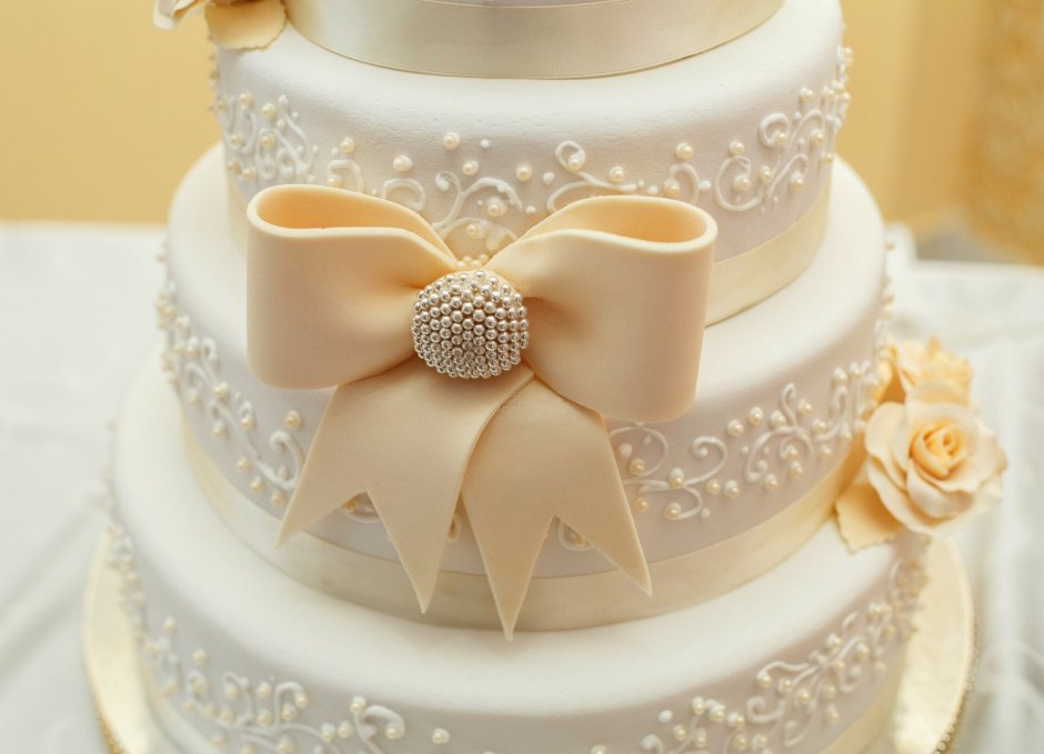 Свадебный торт с бантом