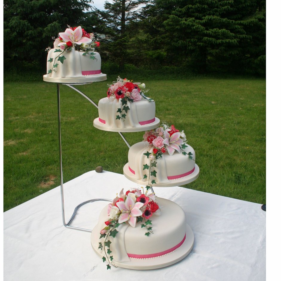 Свадебный торт на подставке