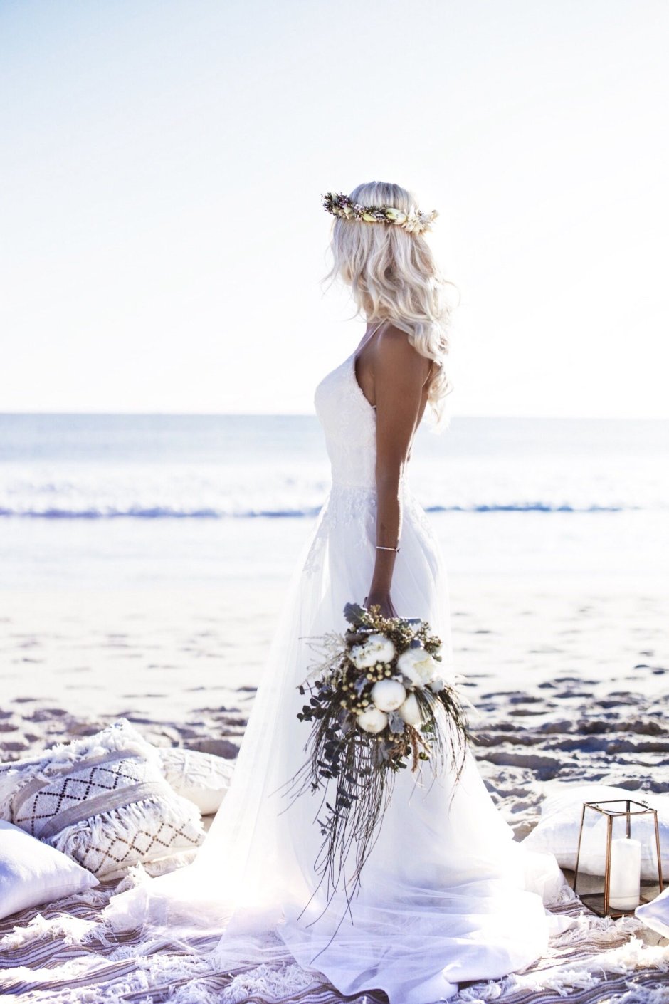 Фотосессия на пляже парень и девушка в белом платье
