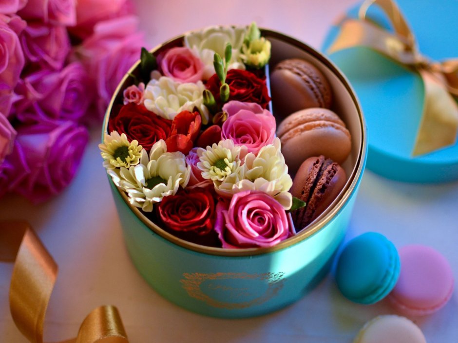 Красивые цветы и конфеты