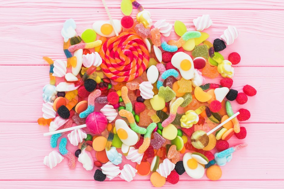 Букет с конфетами и цветами