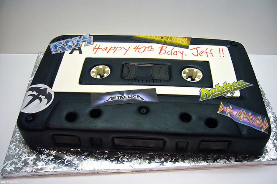 Торт в виде кассеты