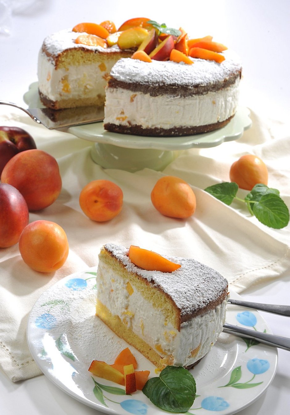 Украшение торта персиками и абрикосами