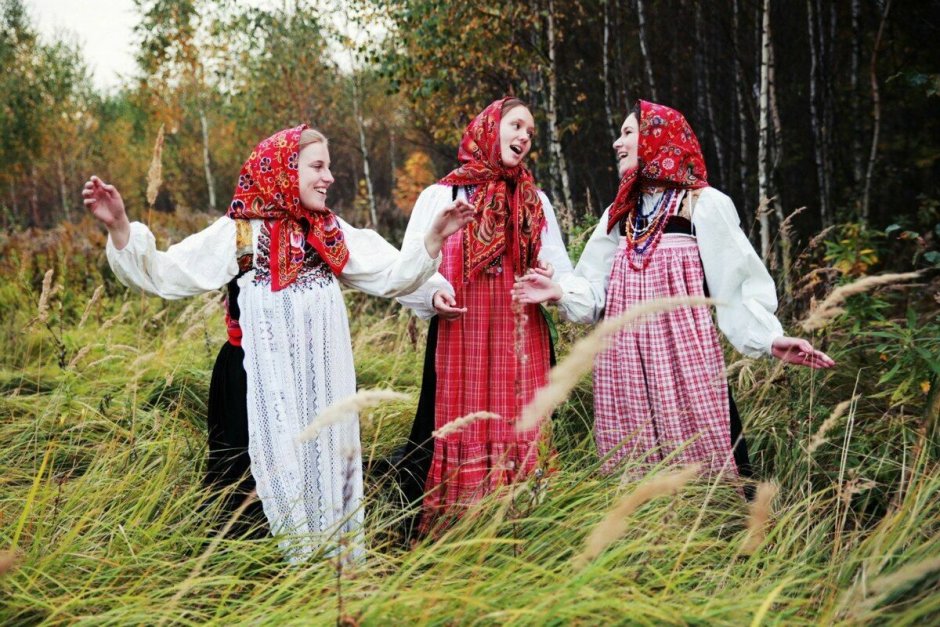 Люди в русских народных костюмах