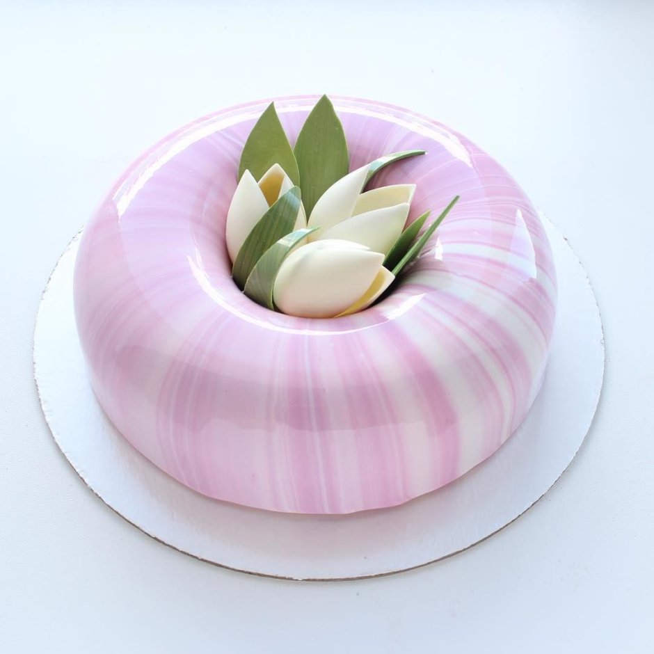 Муссовый торт с тюльпанами