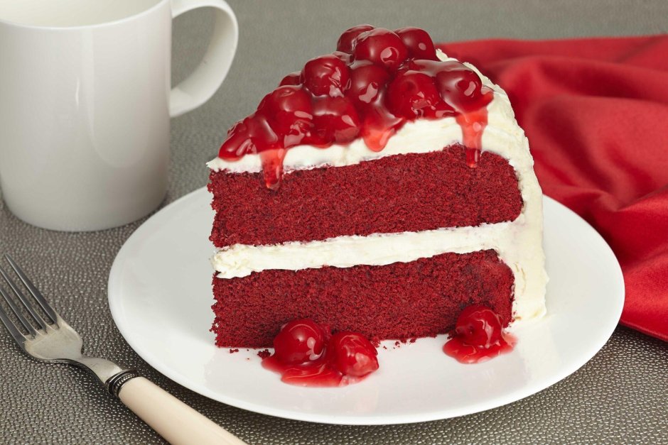 Торт красный бархат с малиновым конфи